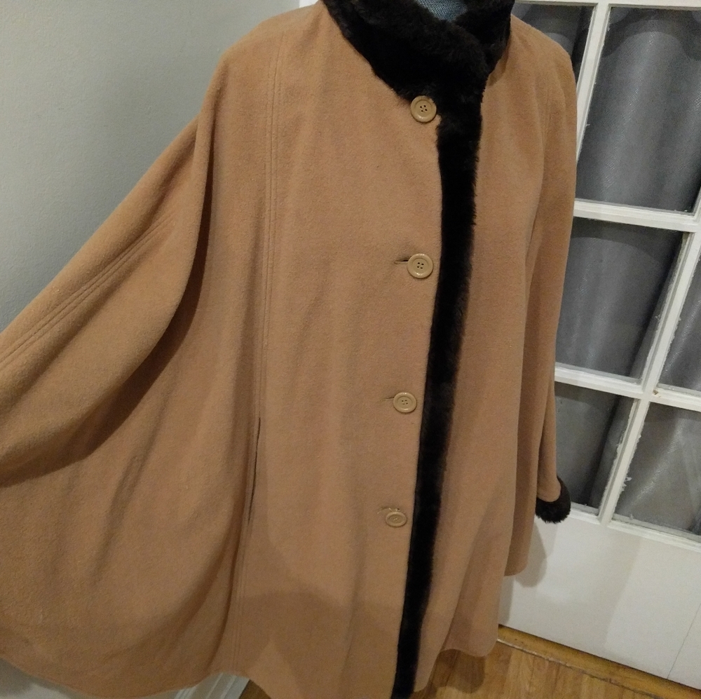 1970s Luba Rudenko Vintage Cape - Picture 6 of 8